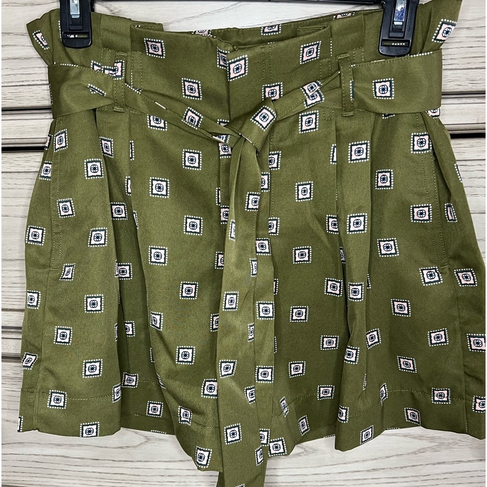 Ann Taylor pleated shorts. Size 6